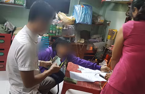 Người mua và bán thanh toán trước sự chứng kiến của một cò đất. Người mua và bán thanh toán trước sự chứng kiến của một cò đất.