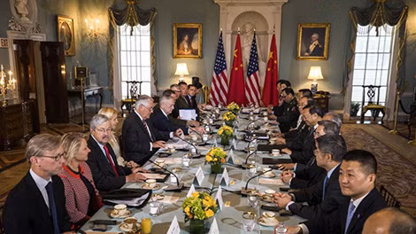 Hai bên tiến hành đối thoại. Ảnh: South China Morning Post.