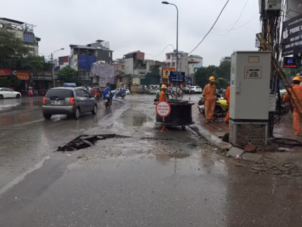 Hạ ngầm đường điện trên đường Thụy Khuê.
