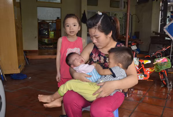 Chị Phan Hoài Thu với 3 đứa con nhỏ.