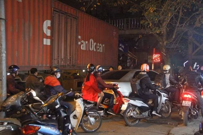 Sau cú đâm mạnh, chiếc xe container đã bị mắc kẹt và khiến cổng hạn chế chiều cao đổ xuống gây “tắc nghẽn” giao thông trên tuyến đường này.