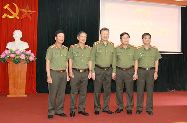 Bộ trưởng Tô Lâm với CBCS Cục Tài chính.
