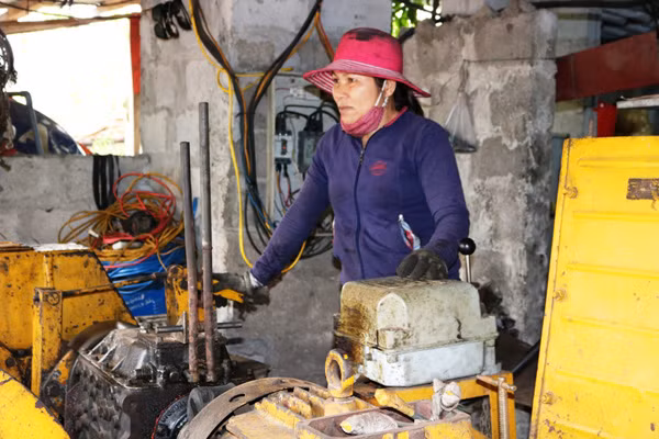 Chị Hoàng Thị Sửu, người đồng hành sửa chữa, đóng mới hàng ngàn chiếc tàu, thuyền cho ngư dân miền Trung.