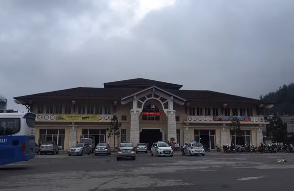 Chợ văn hóa Sa Pa đã đi vào khai thác nhưng dự án vẫn chưa hoàn thiện do vướng mắc trong công tác đền bù, giải phóng mặt bằng.