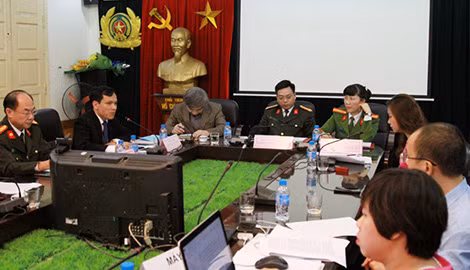 Các khách mời đang trả lời câu hỏi.