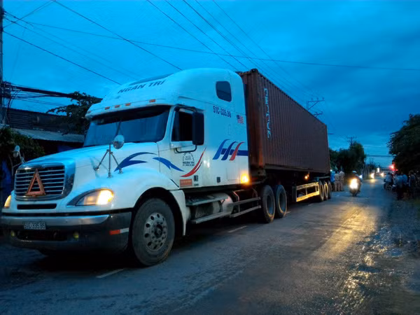 Xe đầu kéo vừa bị tổ công tác cùng người dân vây bắt. Xe đầu kéo vừa bị tổ công tác cùng người dân vây bắt.