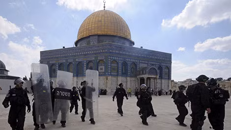 Cảnh sát Israel bảo vệ khu vực đền thờ Hồi giáo Al-Aqsa (mà Israel gọi là Núi Đền). Ảnh: Al Jazeera. Cảnh sát Israel bảo vệ khu vực đền thờ Hồi giáo Al-Aqsa (mà Israel gọi là Núi Đền). Ảnh: Al Jazeera.