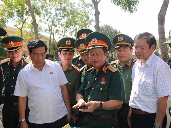 Phó Chủ tịch Quốc hội Đỗ Bá Tỵ kiểm tra một số loại vũ khí trang bị cho Trung đoàn CSCĐ Tây Nam Bộ.