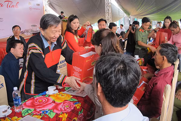 Bộ trưởng Tô Lâm tặng quà cho thân nhân các Mẹ Việt Nam Anh hùng tại xã Gào, thành phố Pleiku, tỉnh Gia Lai. Ảnh: TTXVN.