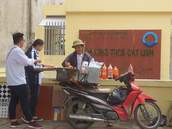 Cẩn trọng với những hệ lụy đi kèm với “sạp” kinh doanh quà vặt trước cổng trường.