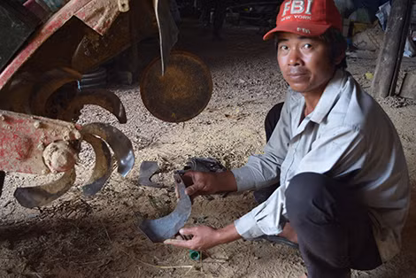 Anh Ô đang chỉnh sửa lại máy.