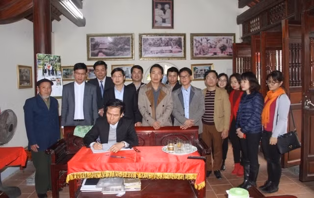 Trung tướng Trần Minh Thư viết cảm tưởng vào sổ lưu niệm tại Nhà Tưởng niệm cố Bộ trưởng Trần Quốc Hoàn.