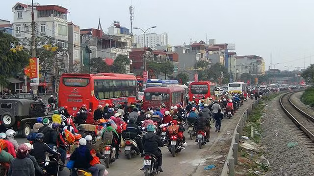 Ùn tắc giao thông thường xuyên diễn ra quanh bến xe Giáp Bát. Ùn tắc giao thông thường xuyên diễn ra quanh bến xe Giáp Bát.