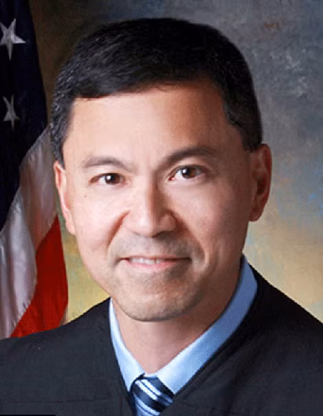 Thẩm phán Hawaii Derrick Watson chặn sắc lệnh cấm người nhập cảnh lần thứ hai của ông Trump. Thẩm phán Hawaii Derrick Watson chặn sắc lệnh cấm người nhập cảnh lần thứ hai của ông Trump.