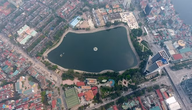 Tổng diện tích Công viên Indira Gandhi bao gồm hồ rộng hơn 8,6 ha, trong đó có 5,9 ha diện tích mặt nước.