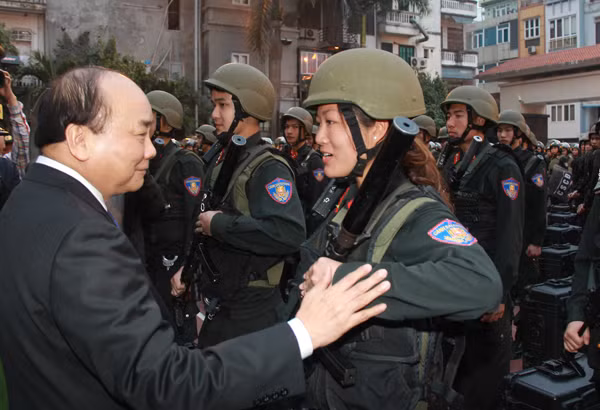 Thủ tướng Nguyễn Xuân Phúc căn dặn nhiệm vụ sẵn sàng chiến đấu đối với một nữ chiến sĩ CSCĐ.