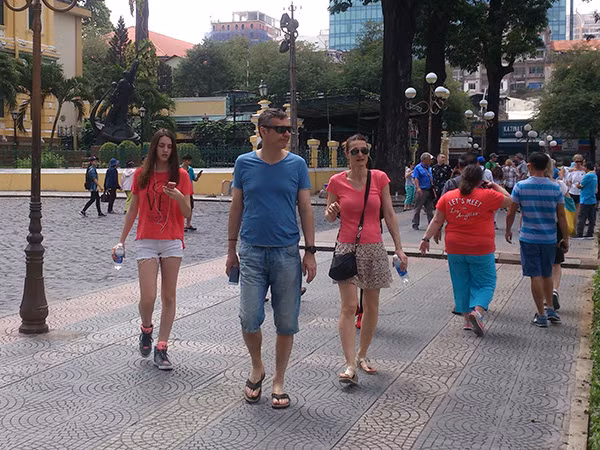 Du khách thật sự thích thú trước sự thông thoáng của vỉa hè trên các tuyến phố trung tâm TP Hồ Chí Minh.