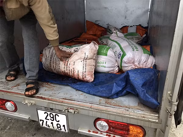 Xe tải cùng số nội tạng động vật không rõ nguồn gốc. Xe tải cùng số nội tạng động vật không rõ nguồn gốc.