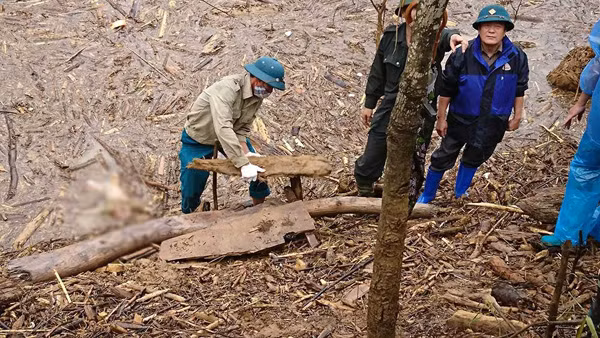 Sáng 6-8, lực lượng cứu hộ tìm thấy được thi thể cháu bé tại khu vực lòng hồ thủy điện ở xã Mổ Dề.