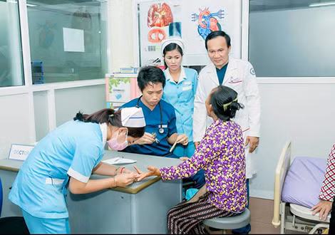 Bà con người Campuchia, người Việt đăng ký khám bệnh, nhận quà ở một Bệnh viện tại Campuchia.