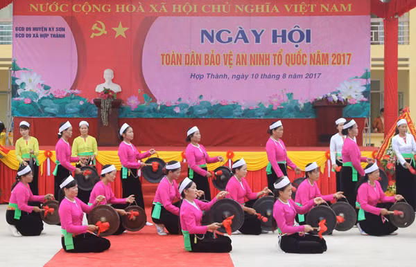 Diễn tấu cồng chiêng văn hóa Mường chào mừng Ngày hội.