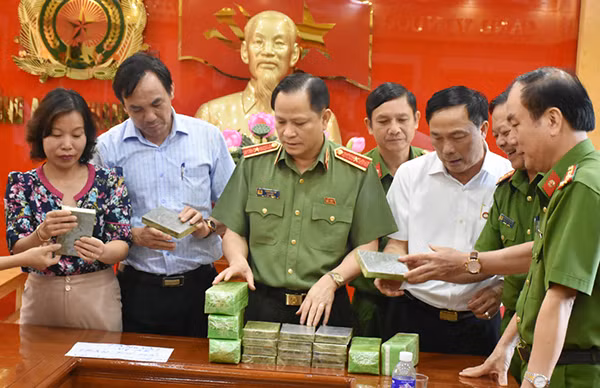 Các đồng chí đại biểu kiểm tra tang vật chuyên án Các đồng chí đại biểu kiểm tra tang vật chuyên án
