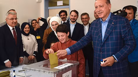 Tổng thống Thổ Nhĩ Kỳ Recep Tayyip Erdogan tham gia bỏ phiếu. Ảnh: CNN. Tổng thống Thổ Nhĩ Kỳ Recep Tayyip Erdogan tham gia bỏ phiếu. Ảnh: CNN.