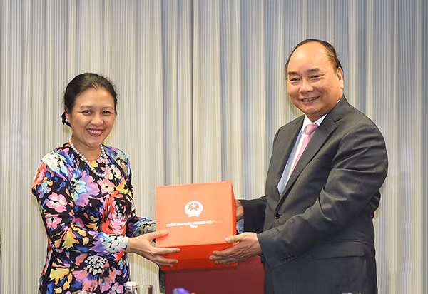 Thủ tướng tặng quà, động viên cán bộ, nhân viên Phái đoàn Thường trực Việt Nam tại Liên Hợp Quốc.