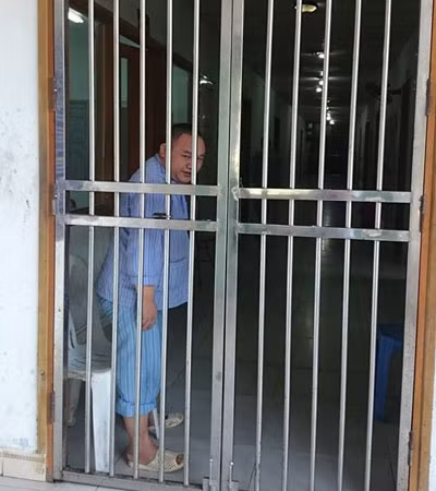 Mấy chục năm nay, “người không mang họ” “Béo trắng” cần mẫn làm công việc gác cổng ở Khoa 2 BVTTTW 1.