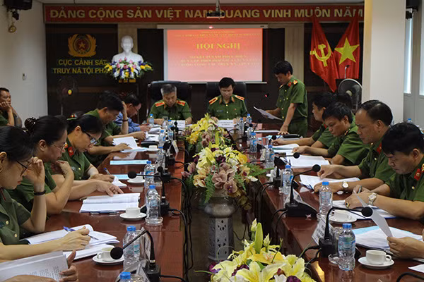 Trung tá Bùi Tuấn Anh, Phó Cục trưởng Cục Cảnh sát truy nã tội phạm trình bày báo cáo sơ kết Quy chế phối hợp.