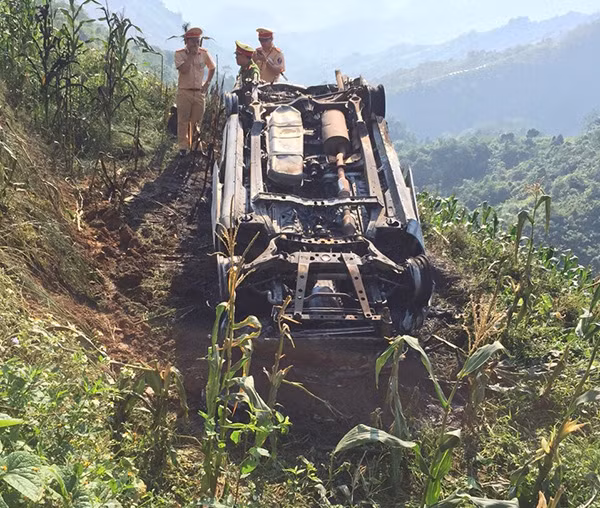 Lực lượng Công an khám nghiệm hiện trường vụ tai nạn giao thông. Lực lượng Công an khám nghiệm hiện trường vụ tai nạn giao thông.
