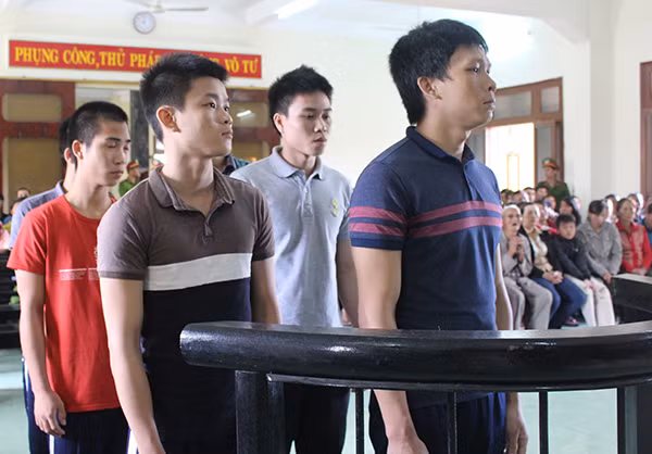 Các bị cáo tại phiên xử hình sự sơ thẩm trong hai ngày 29, 30-5.