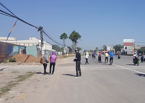Đội ngũ cò tràn ra đường mời chào khách. Đội ngũ cò tràn ra đường mời chào khách.