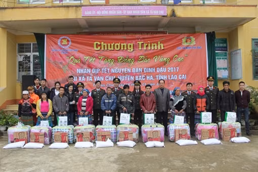 Những món quà Xuân của Cục an ninh Tây Bắc với đồng bào miền núi