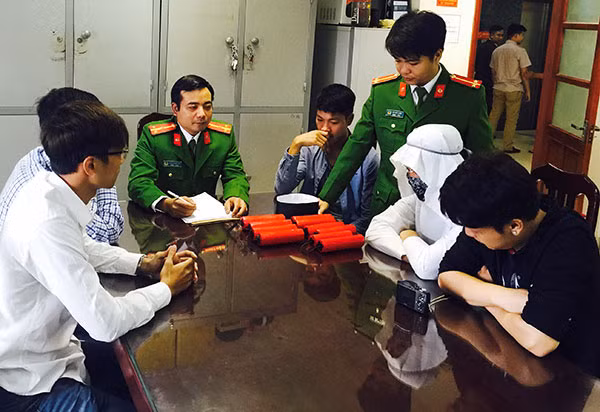 Cảnh sát công nghệ cao đấu tranh với các đối tượng.