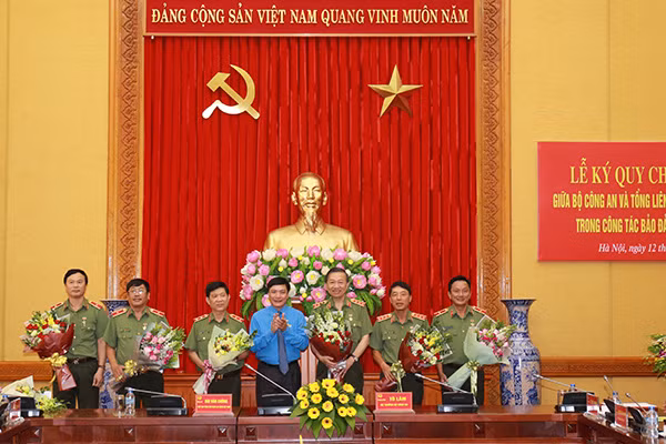 Chủ tịch Tổng LĐLĐ Việt Nam Bùi Văn Cường trao Kỷ niệm chương "Vì sự nghiệp xây dựng tổ chức Công đoàn" tặng lãnh đạo, nguyên lãnh đạo Bộ Công an, lãnh đạo Tổng cục Chính trị CAND.