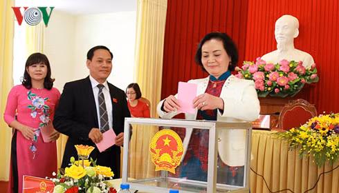 Đại biểu HĐND tỉnh Yên Bái bỏ phiếu bầu các chức danh tại phiên họp bất thường chiều 8-2. Đại biểu HĐND tỉnh Yên Bái bỏ phiếu bầu các chức danh tại phiên họp bất thường chiều 8-2.