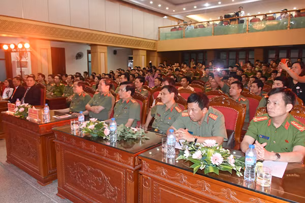 Các đại biểu tham dự đêm giao lưu nghệ thuật.