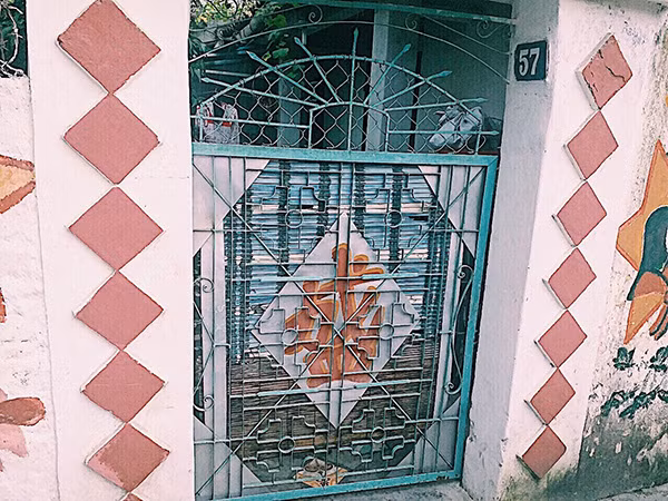 Cổng nhà ông Thịnh cũng được trang trí rực rỡ”.