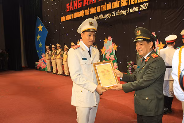 Thiếu tướng Đoàn Duy Khương trao danh hiệu gương mặt trẻ tiêu biểu xuất sắc cho 10 Đoàn viên, thanh niên.