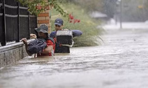 Người dân Houston bì bõm trong vùng nước lụt. Người dân Houston bì bõm trong vùng nước lụt.