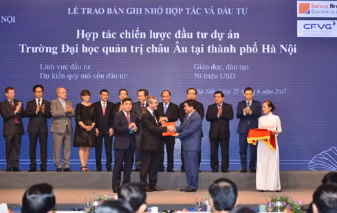 Thủ tướng chứng kiến lễ trao bản ghi nhớ hợp tác giữa UBND Thành phố và các đối tác đầu tư.