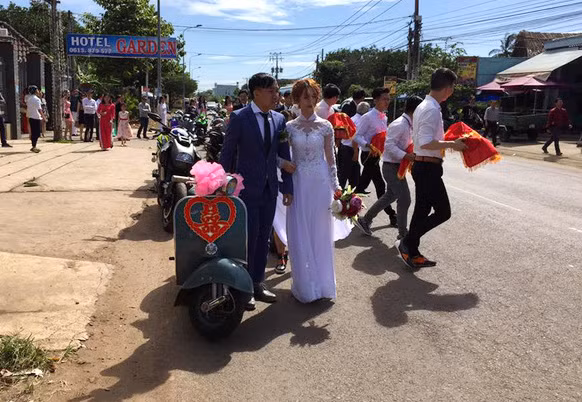 Chú rể và cô dâu bên chiếc Vespa cổ.