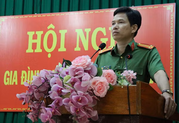 Trung tá Đỗ Ngọc Trọng – Giám thị Trại giam A2 trao đổi với gia đình phạm nhân.