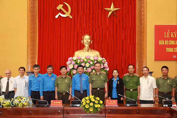 Bộ trưởng Tô Lâm, Chủ tịch Tổng LĐLĐ Việt Nam Bùi Văn Cường cùng các đại biểu dự buổi Lễ.