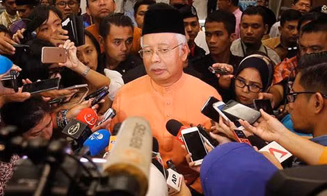 Thủ tướng Malaysia Najib Razak đã đảo ngược tình thế khi bị cáo bụôc tham nhũng trong vụ gian lận 1MDB. Thủ tướng Malaysia Najib Razak đã đảo ngược tình thế khi bị cáo bụôc tham nhũng trong vụ gian lận 1MDB.