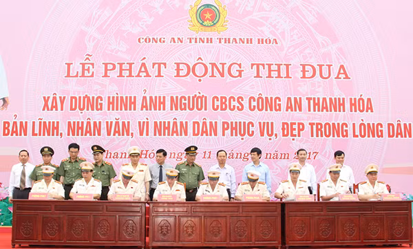 Đại diện các cụm thi dua của Công an Thanh Hóa ký cam kết thực hiện kế hoạch hành động "Xây dựng hình ảnh người CBCS Công an Thanh Hoá bản lĩnh, nhân văn, vì nhân dân phục vụ, đẹp trong lòng dân". Đại diện các cụm thi dua của Công an Thanh Hóa ký cam kết thực hiện kế hoạch hành động "Xây dựng hình ảnh người CBCS Công an Thanh Hoá bản lĩnh, nhân văn, vì nhân dân phục vụ, đẹp trong lòng dân".