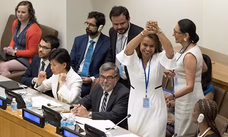 Elayne Whyte Gómez, chủ tịch hội nghị đàm phán thông qua hiệp định cấm vũ khí hạt nhân của LHQ, vui mừng sau khi hiệp định được thông qua.