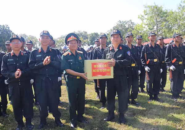 Phó Chủ tịch Quốc hội Đỗ Bá Tỵ tặng quà lưu niệm CBCS Trung đoàn CSCĐ Tây Nam Bộ.
