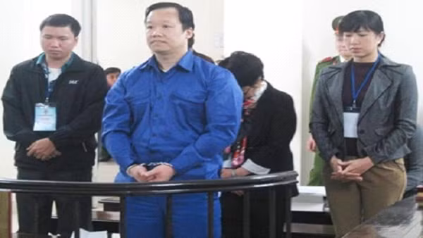 Bị cáo Hiệp (giữa) và đồng phạm tại phiên toà sơ thẩm. Bị cáo Hiệp (giữa) và đồng phạm tại phiên toà sơ thẩm.